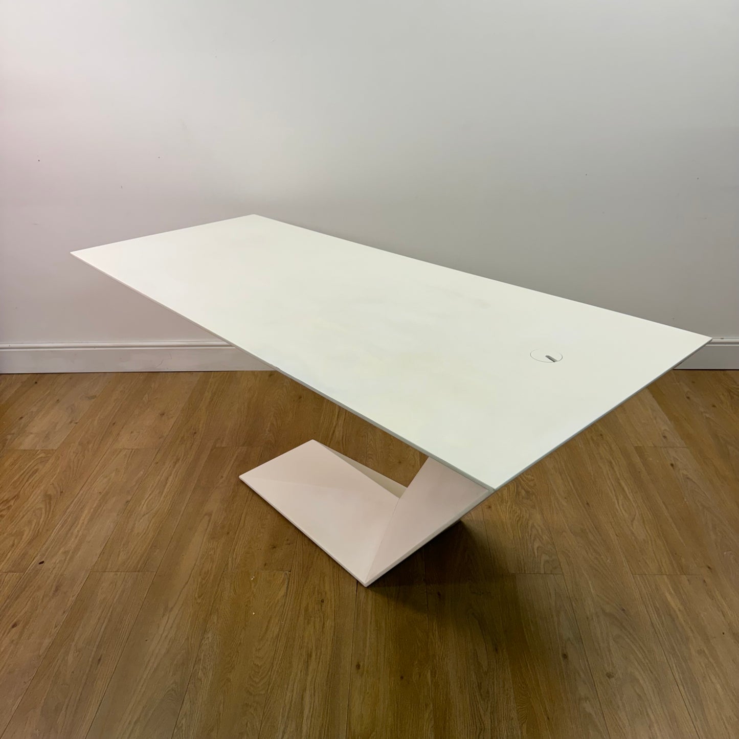 Contemporary white desk by Daniel Rode France