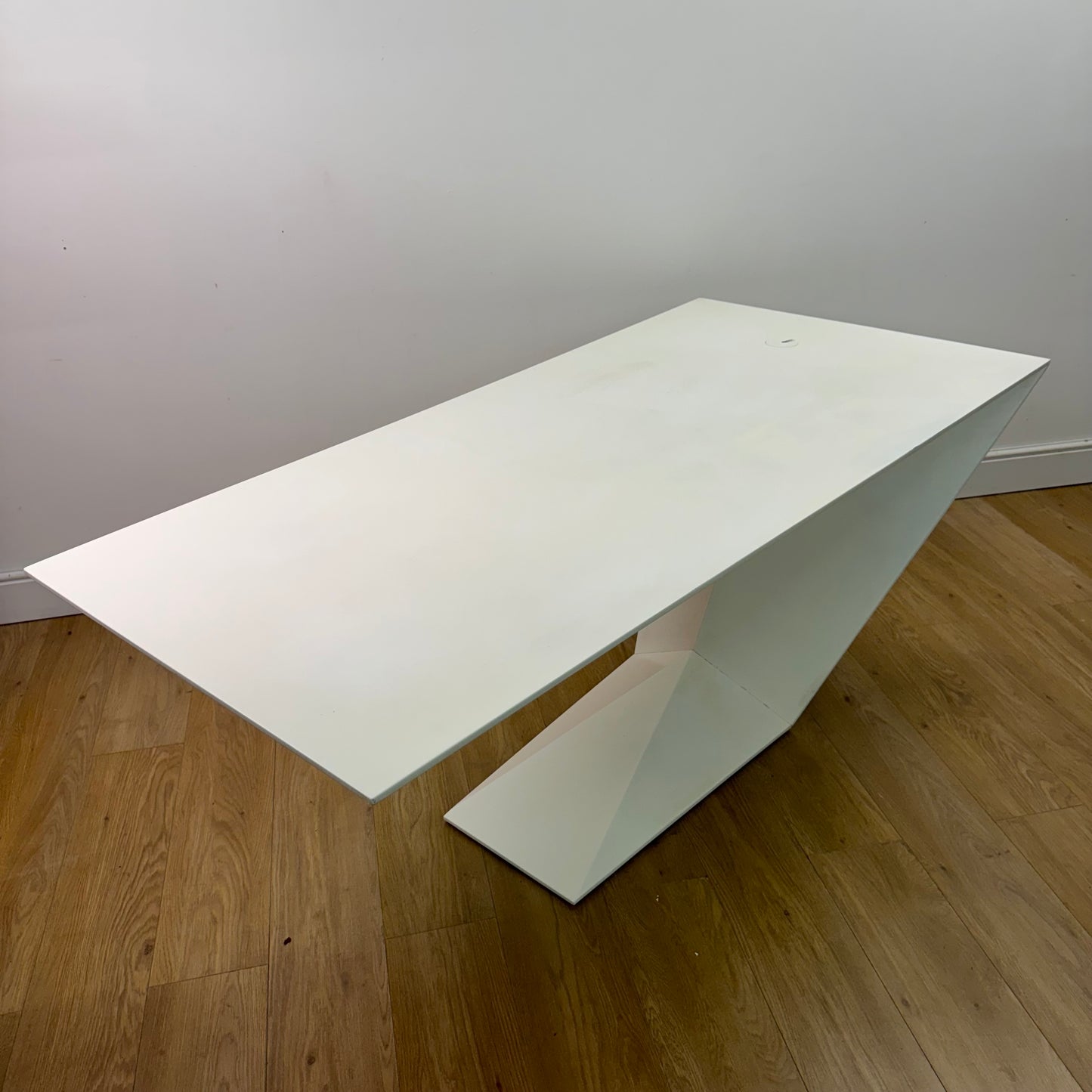 Contemporary white desk by Daniel Rode France