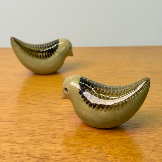 Stylised pottery bird by Simon Leaper