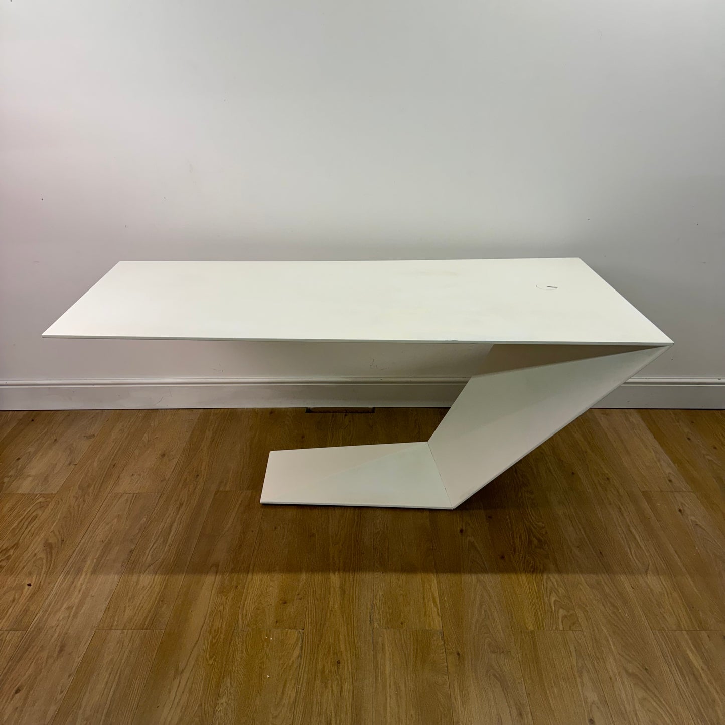 Contemporary white desk by Daniel Rode France