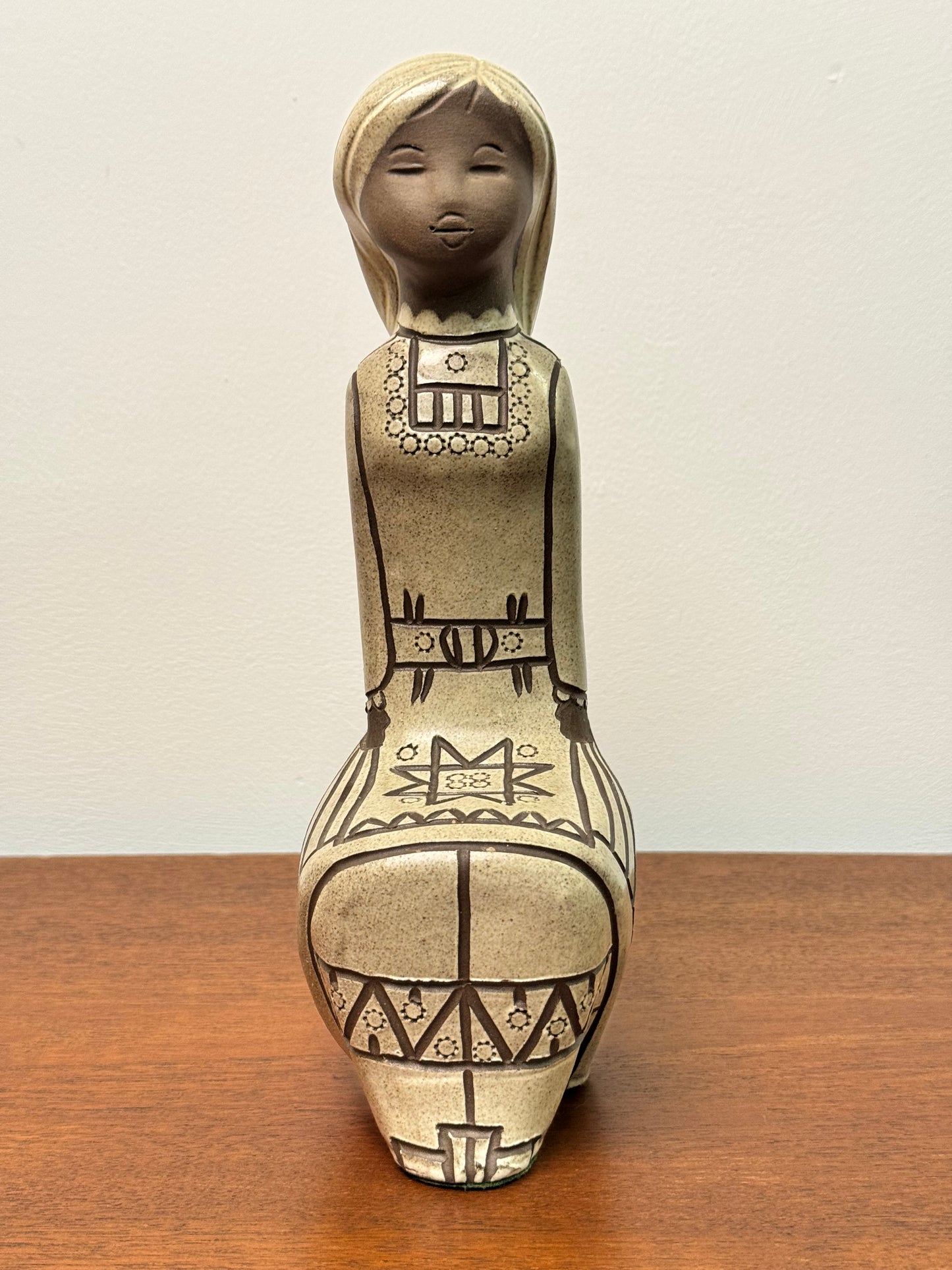 Seated girl by Tekt ceramics USSR 1970s