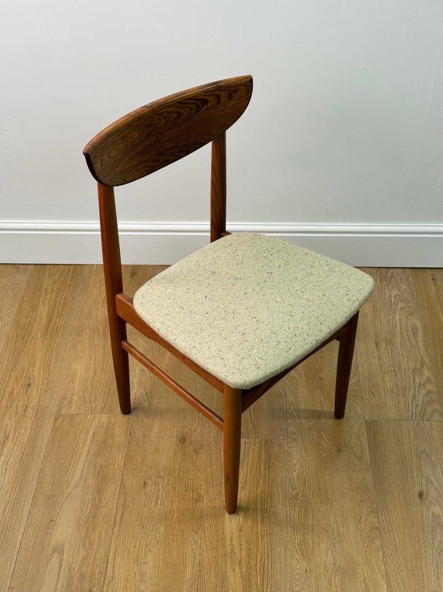 Set of 6 Rosewood dining chairs by Dyrlund Denmark