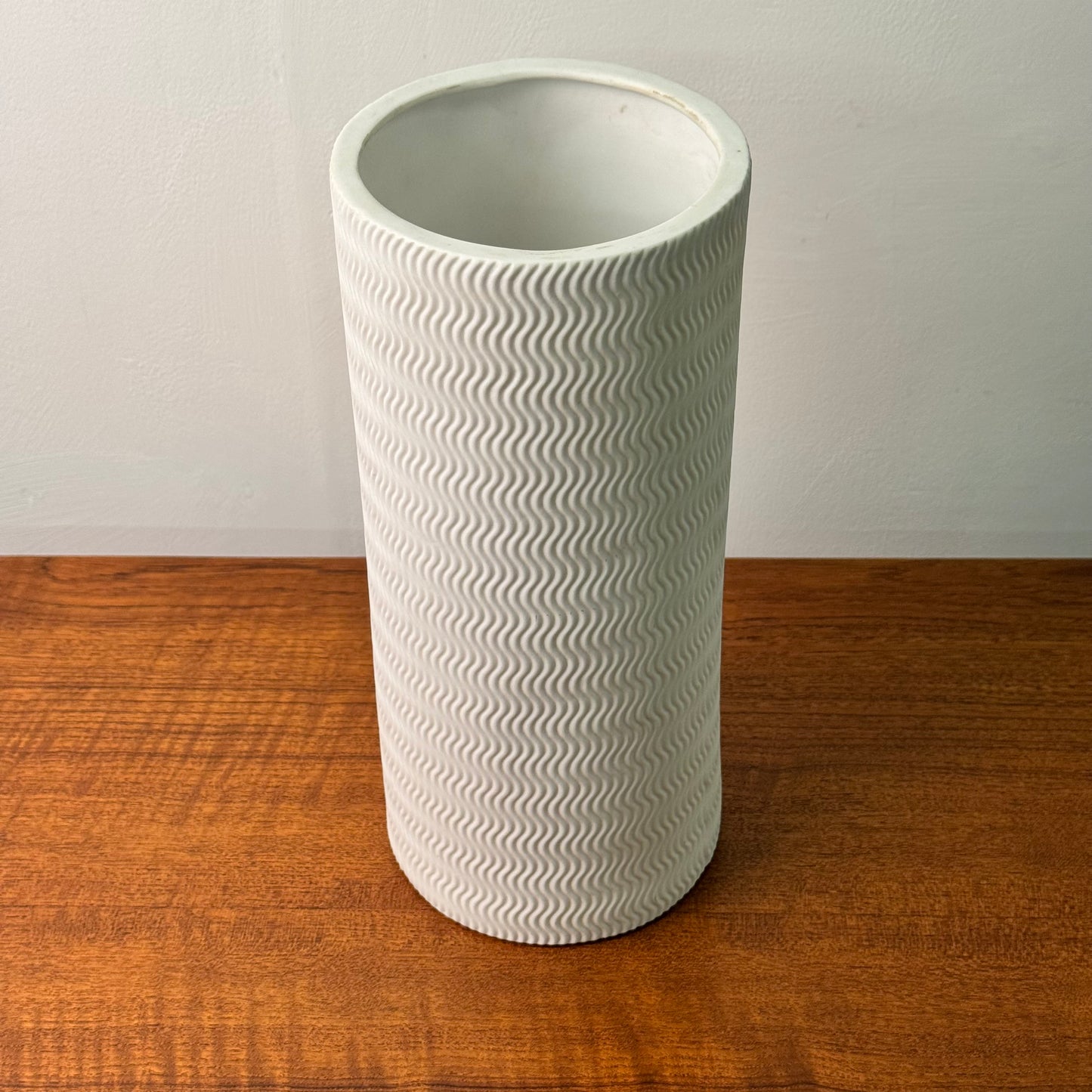 Contemporary porcelain table lamp