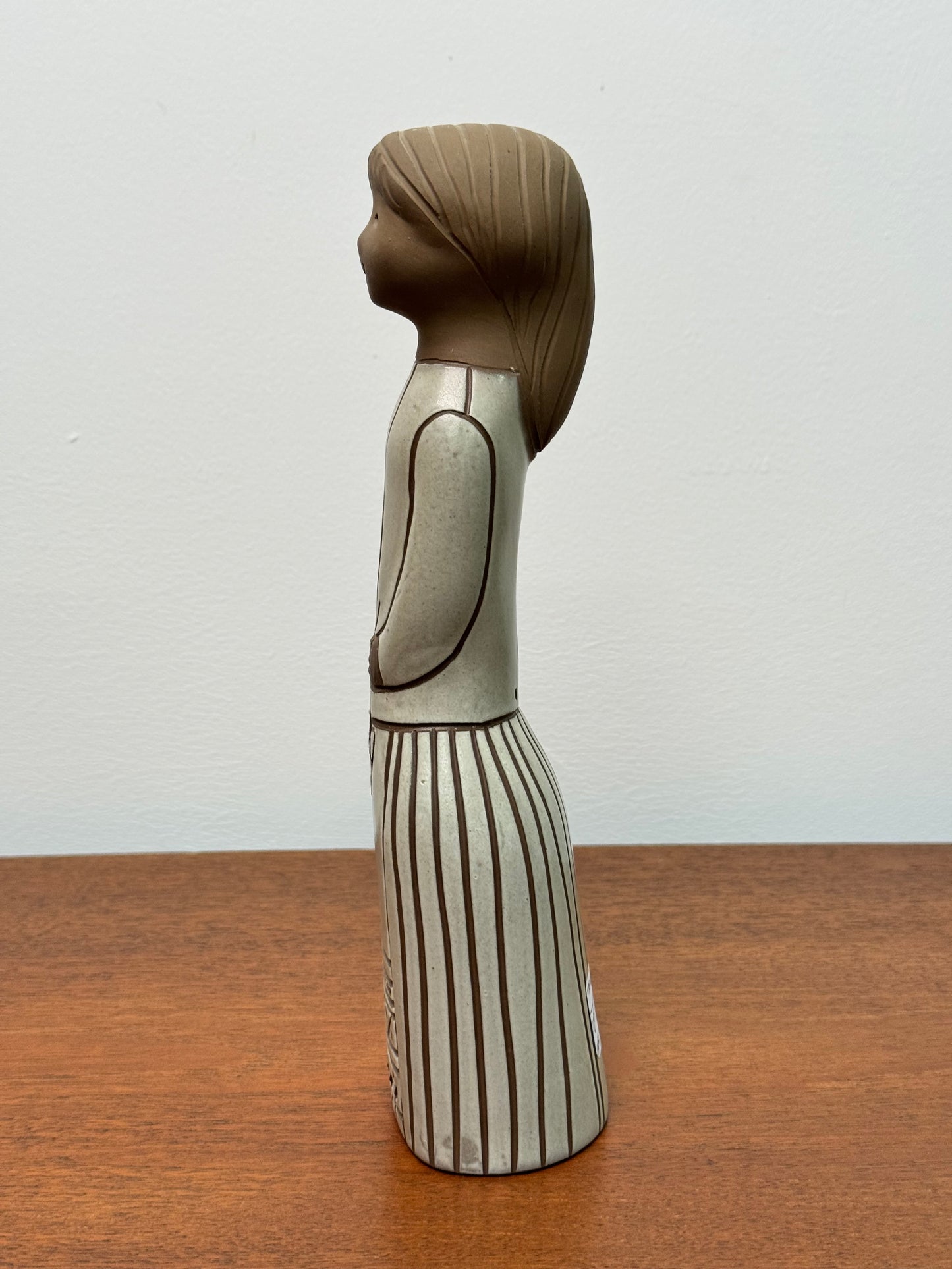 Standing girl by Tekt ceramics USSR 1970s