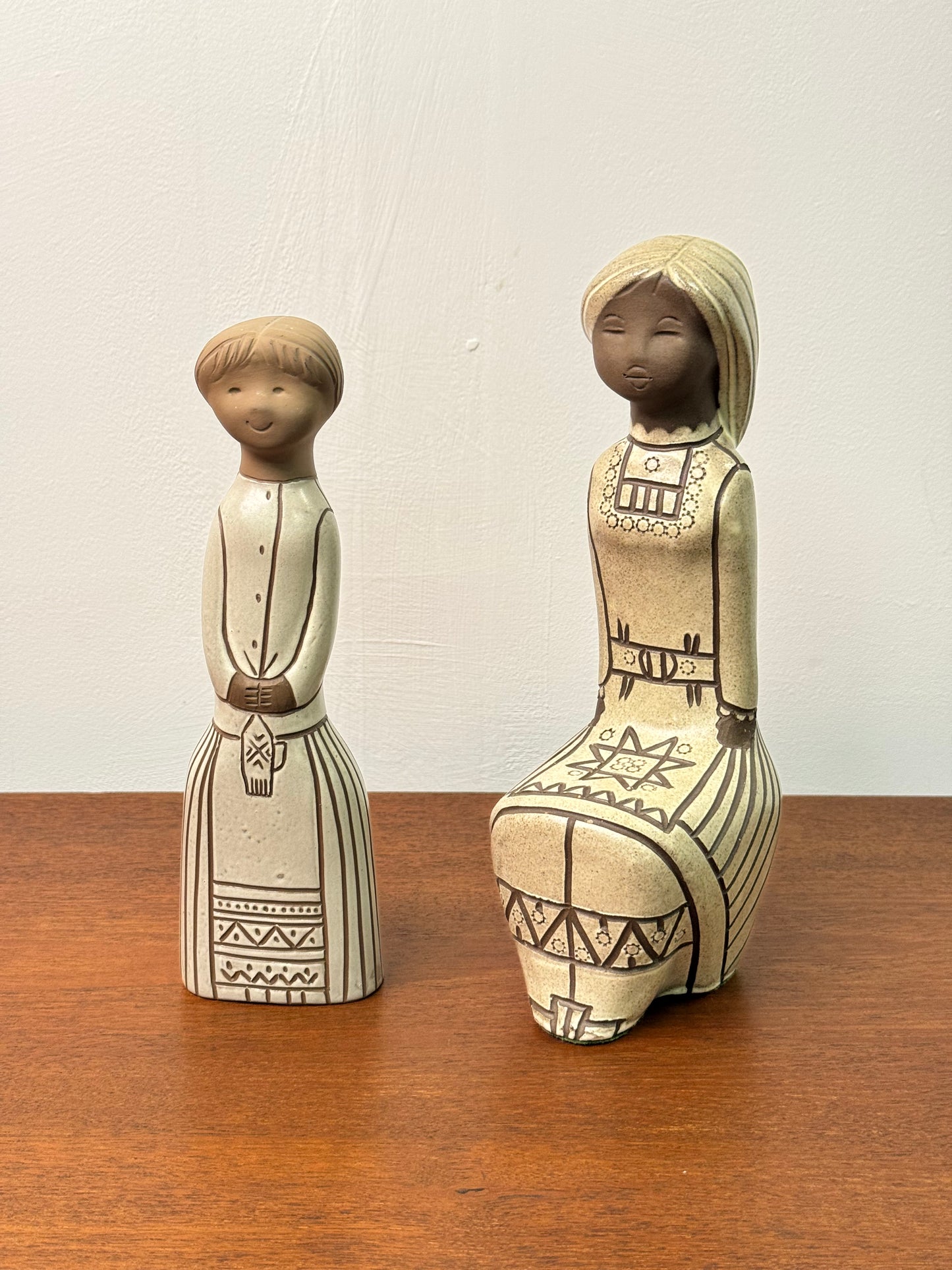 Standing girl by Tekt ceramics USSR 1970s