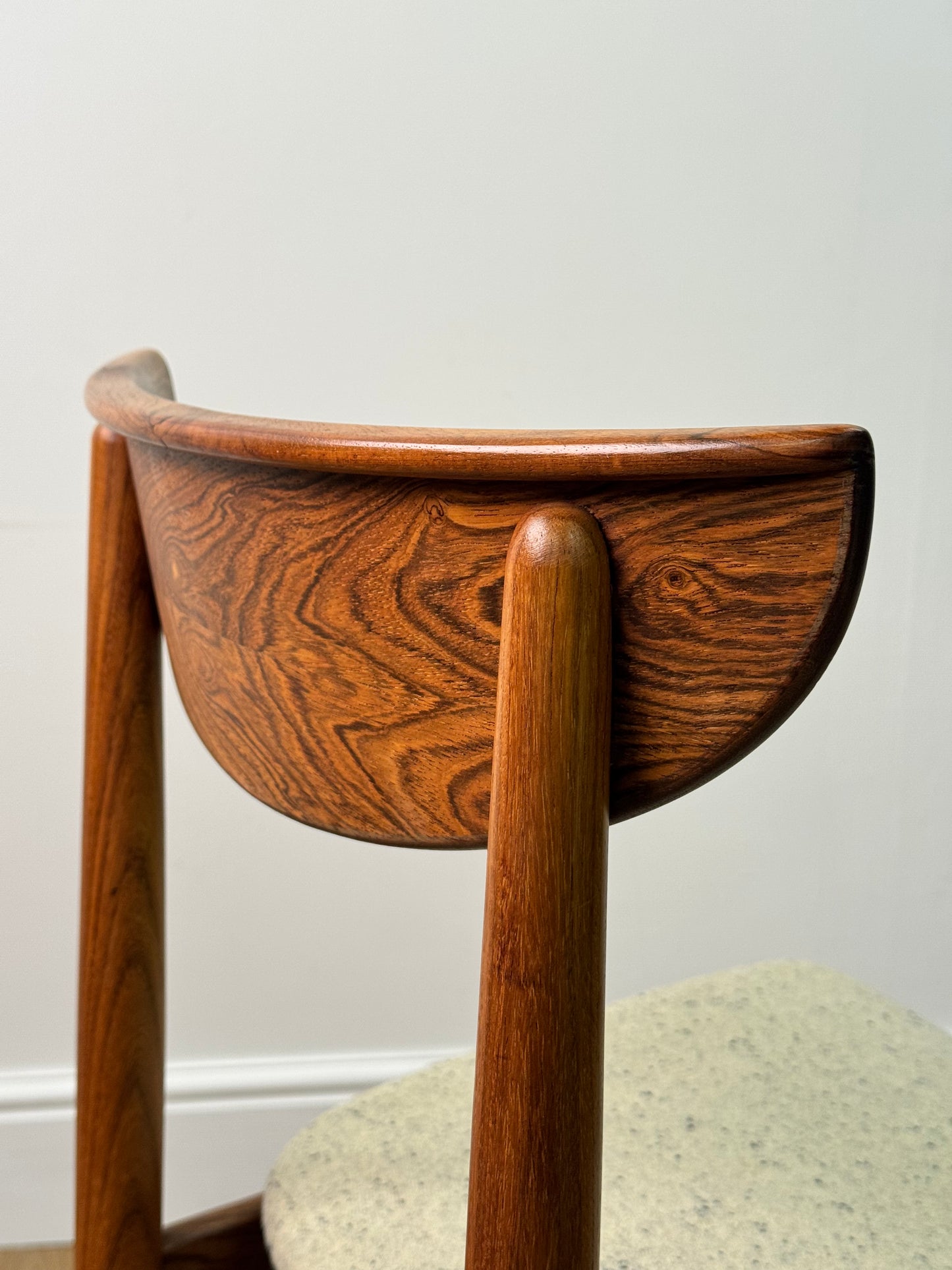 Set of 6 Rosewood dining chairs by Dyrlund Denmark